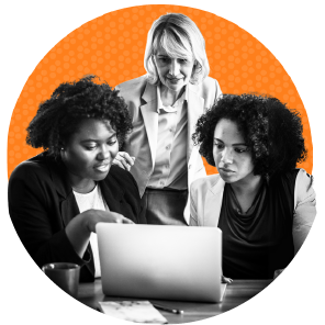 Mulheres negras e uma branca trabalhando no laptop