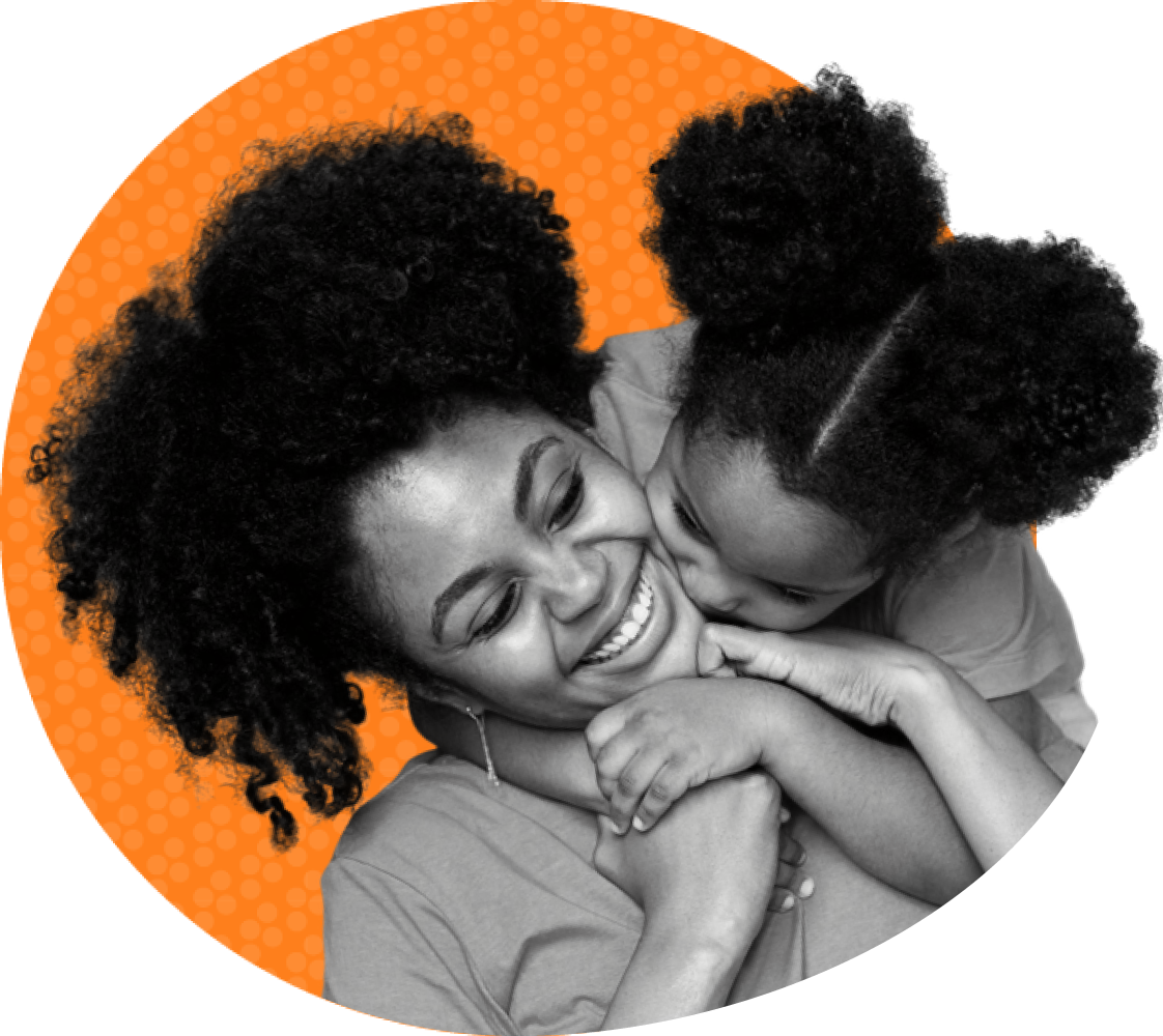 Mulher feliz com uma criança